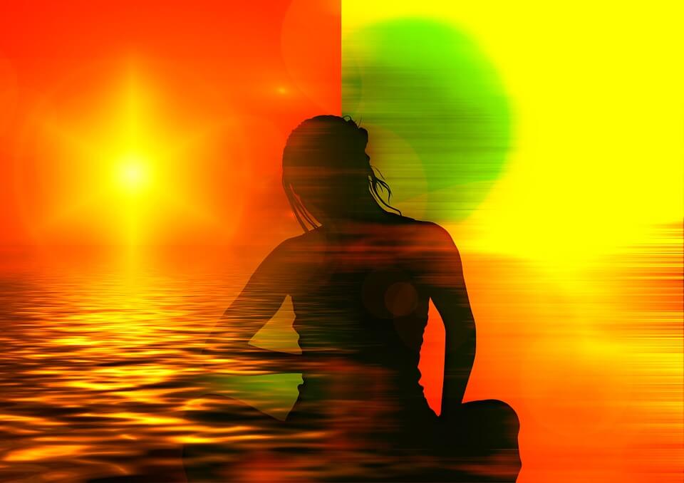 persona meditando