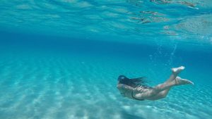 buceando en la playa