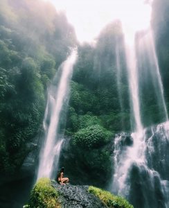 cascada sekumpul sentada