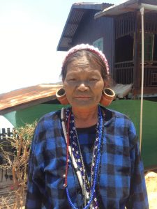 mujer rostro tatuado tribu dei